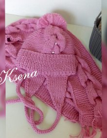 Вязаная шапка и шарф косами 